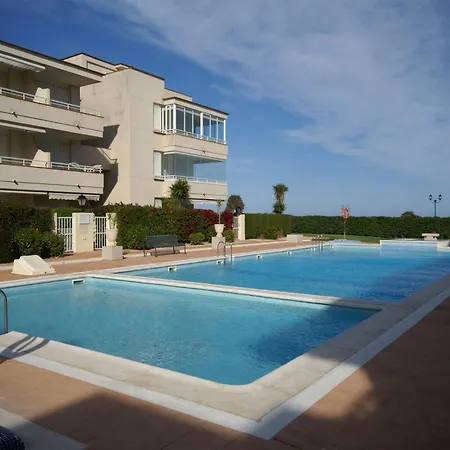 Well-kept With Views Of The Sea, Two Swimming Pools Near Apartment